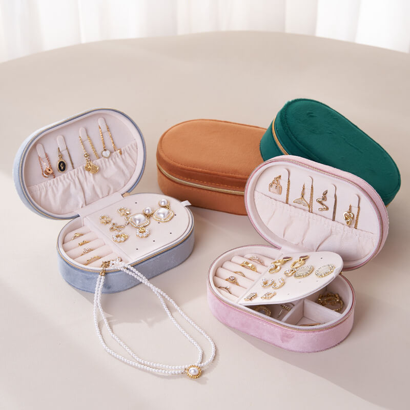 Oval flip-top velvet ring storage box